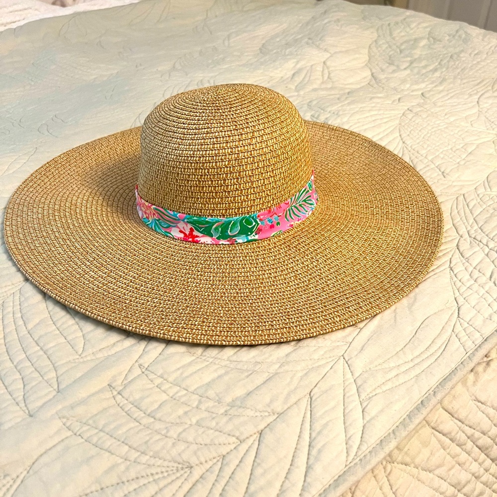 Lilly Pulitzer straw hat new with tags.
